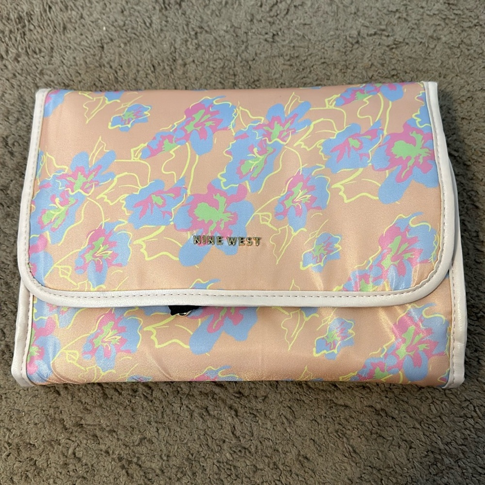Nine west hanging make up organizer / travel case